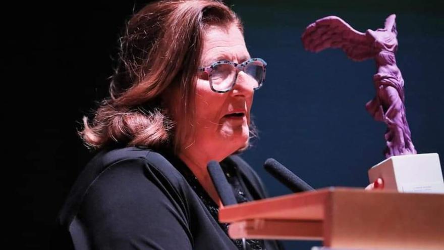 María Josefa Caraballo recoge su reconocimiento durante la celebración de los 20 años del Instituto de la Mujer de Extremadura (IMEx).