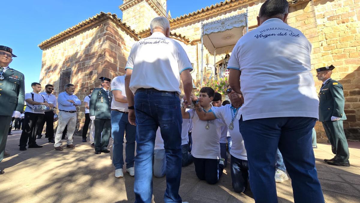 Numerosas personas participan en una jornada festiva iniciada con la salida de la patrona de la localidad desde la iglesia de San Andrés