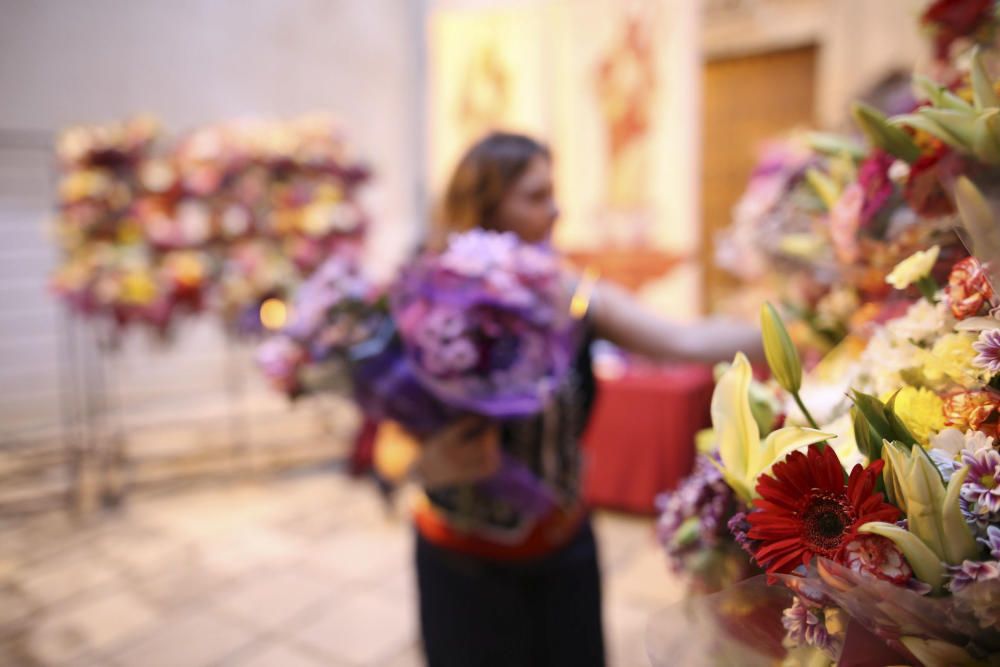 Desfile de abanderadas, ofrenda floral y procesión