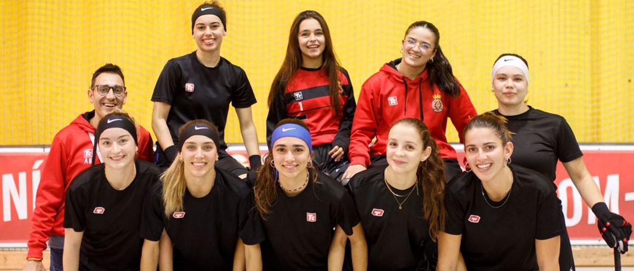 El Girona femení d'hoquei patins, dirigit per Albert Bou (esquerra), durant una sessió d'entrenament al pavelló de Palau.