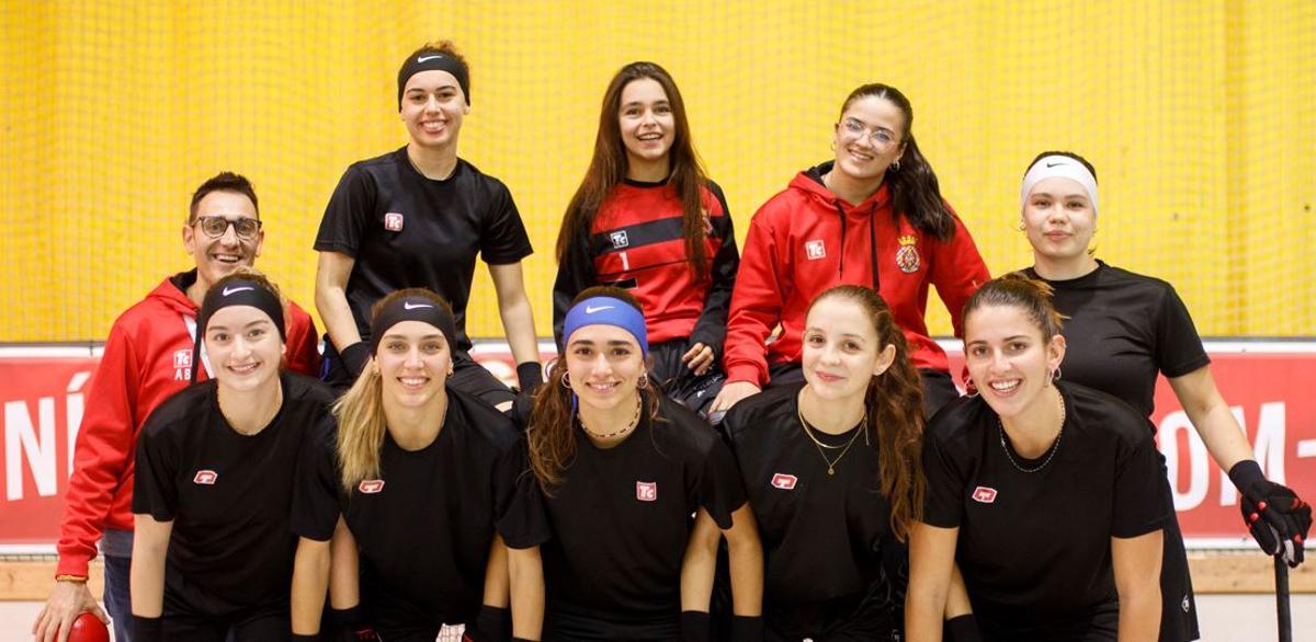 El Girona femení d'hoquei patins, dirigit per Albert Bou (esquerra), durant una sessió d'entrenament al pavelló de Palau.