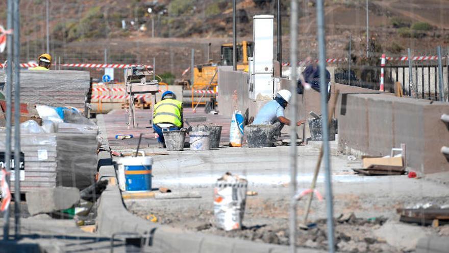 Obras de urbanización en la vía de acceso a Playa del Inglés.