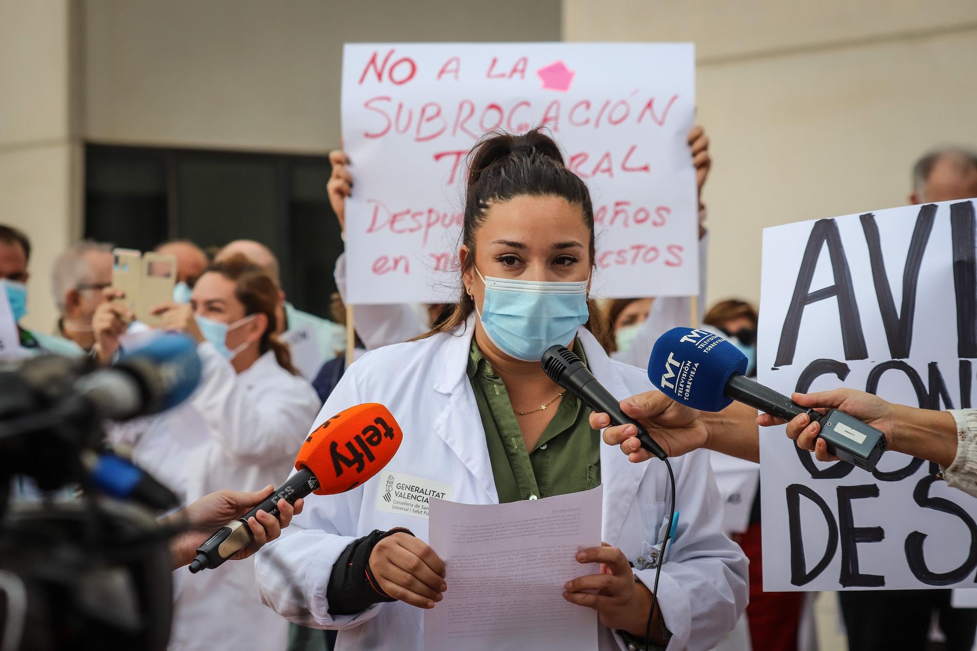 Protesta de los médicos sin MIR a las puertas del Hospital Universitario de Torrevieja