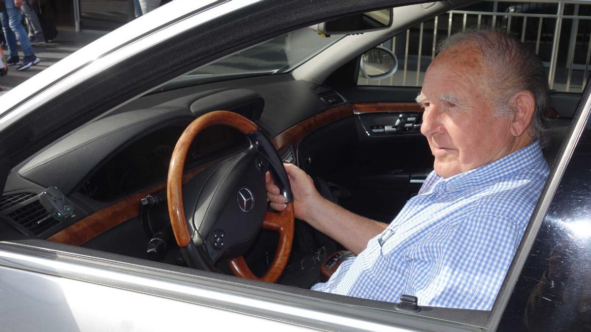 Miquel Valentí a l’interior del seu últim taxi, un Mercedes