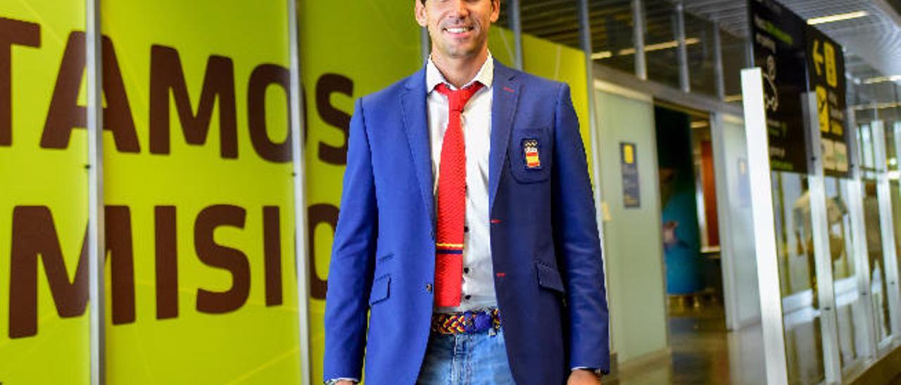 Rafael Cabrera Bello, ayer, en el aeropuerto de Gran Canaria.