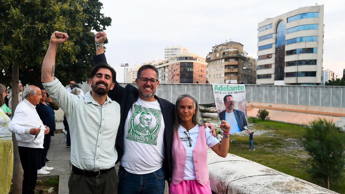 El candidato de Adelante Andalucía a la Presidencia de la Junta de Andalucía, José Ignacio García, con el candidato por Málaga, Luis Rodrigo, en el acto de apertura de campaña a nivel andaluz en Málaga.