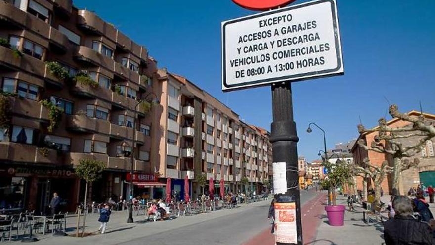 La calle Pablo Iglesias de Piedras Blancas con las terrazas de los establecimientos hosteleros.