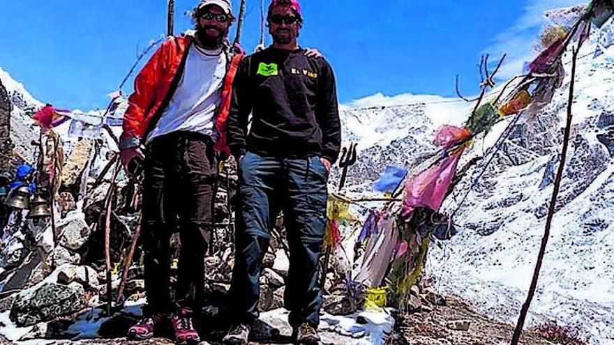 Egocheaga, a la izquierda, y Martín Ramos tras ascender al Kanchenjunga.