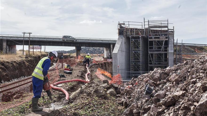 Cortan esta noche al tráfico la Ex-100 por las obras del AVE en Cáceres