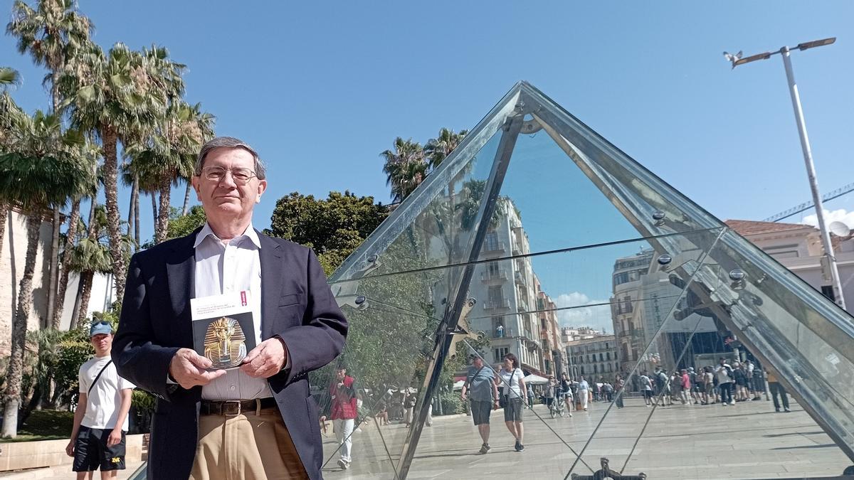 Elías de Mateo, con su obra sobre Tutankhamón y España, junto a la pirámide de calle Alcazabilla.