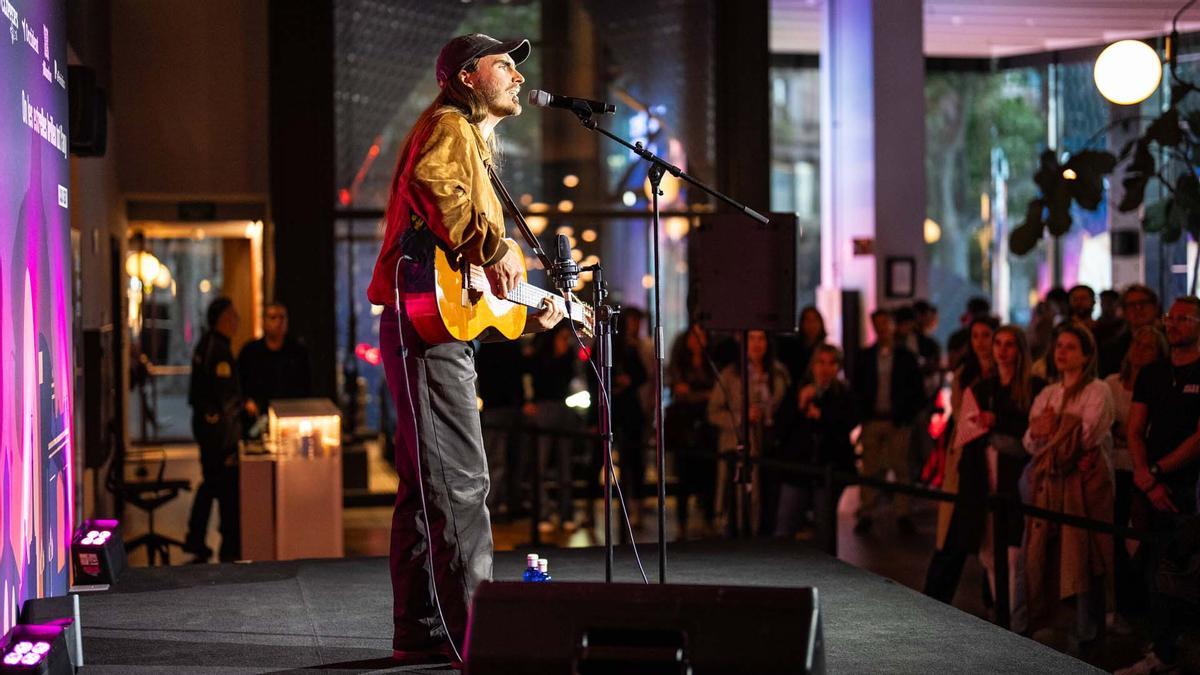 SECRET SHOW en el Festival Nits de Barcelona que patrocina El Periódico,  el artista invitado es Carlos Ares.