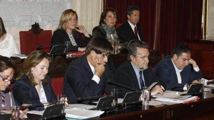 El equipo de gobierno tuvo ayer escaso trabajo a la hora de defender su mayoría en el pleno.