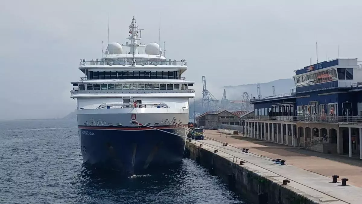 Los 217 pasajeros del pequeño crucero de lujo «Hanseatic Nature» recalan en Vigo