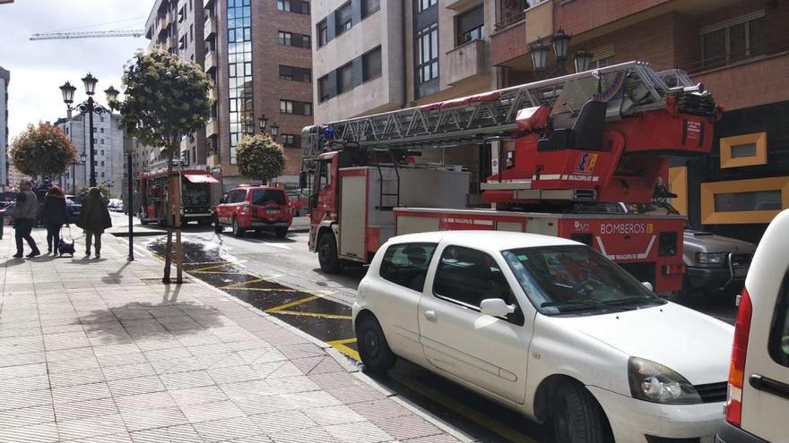 El incendio de una cocina en La Ería obliga a desalojar a los vecinos de un bloque de ocho pisos