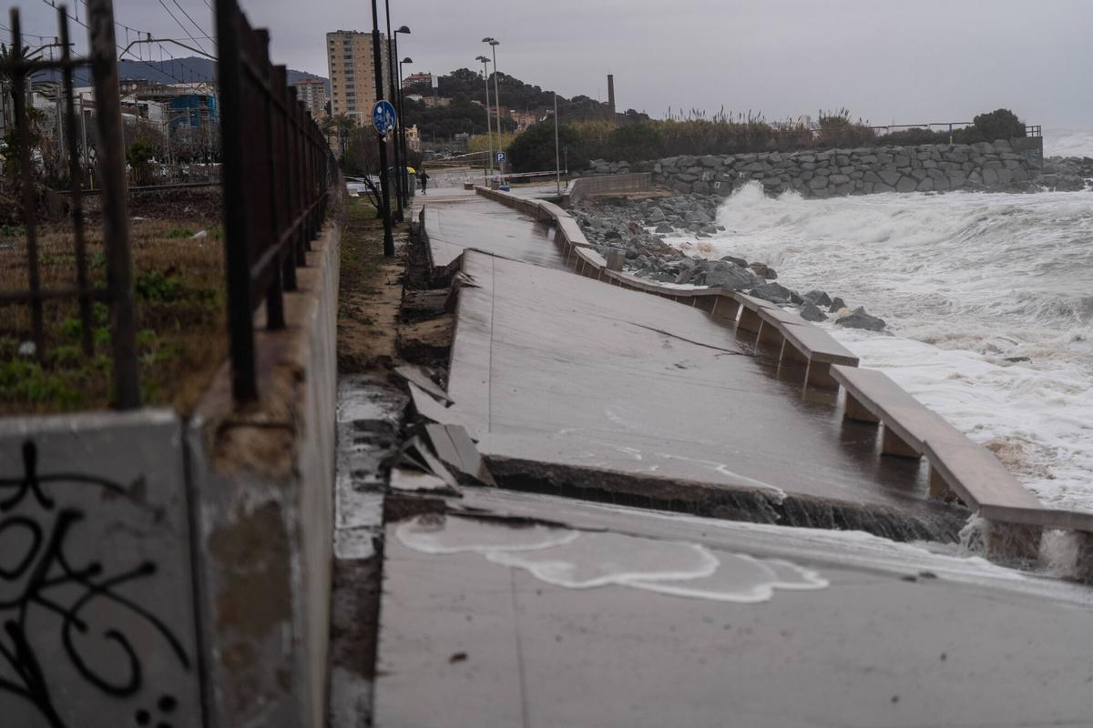 Badalona (Canyadó) 20/01/2026 Sociedad. El paseo marítimo aparece gravemente dañado por el fuerte oleaje y el temporal, con desperfectos visibles en el litoral del barrio de Canyadó y en el municipio de Montgat. Foto: Zowy Voeten / El Periódico.