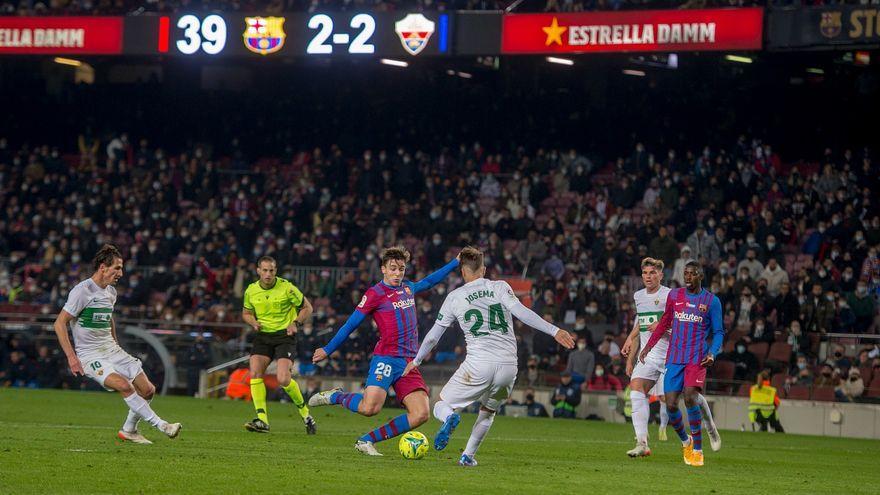 Nico suelta el derechazo que le da el triunfo al Barça sobre el Elche en el Camp Nou (3-2).