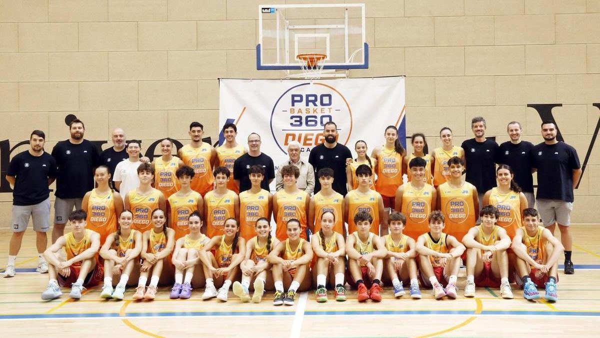 Alumnos de uno de los turnos y formadores del campus ProBasket 360.