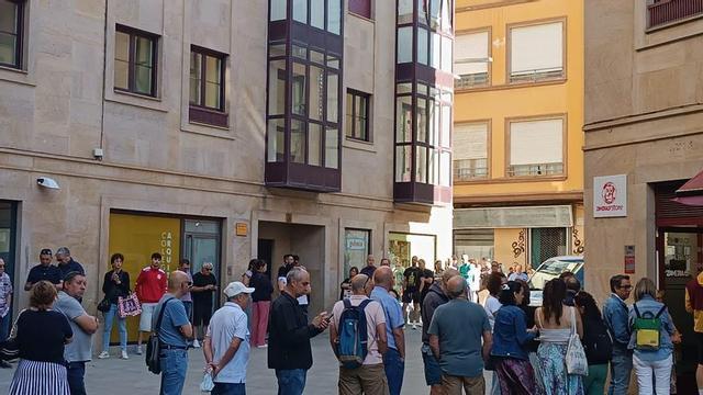 Aficionados del Zamora CF, en los alrededores de la tienda del club.  | FIRMA DE FOTO