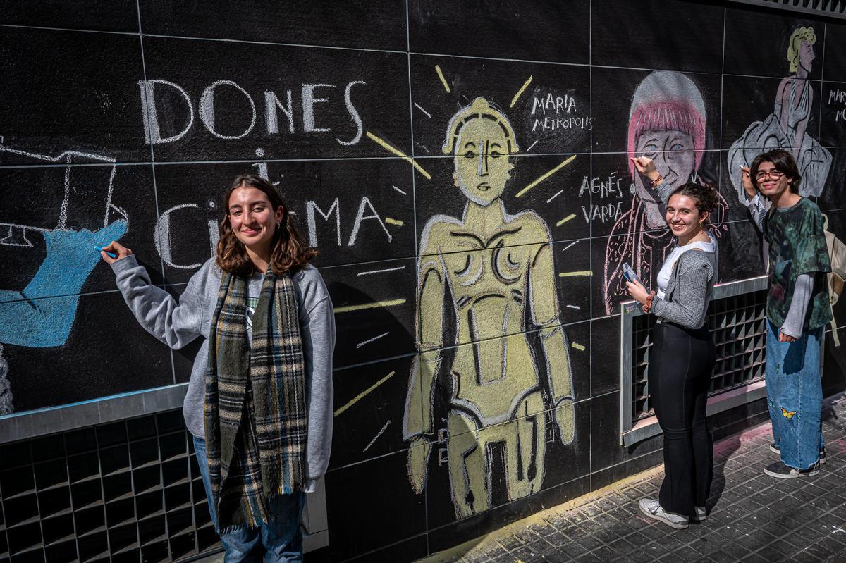 Sara, Abril y Ruby, puliendo el mural del Instituto Poeta Maragall, este lunes