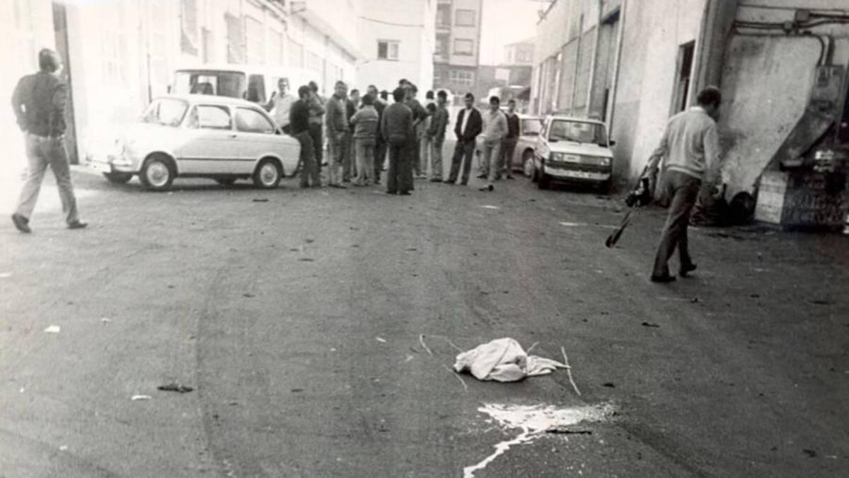Imagen de aquella mañana del 10 de octubre de 1984 en Pontepedriña en la que el vigilante, Antonio Golpe Calaza, fue brutalmente asesinado