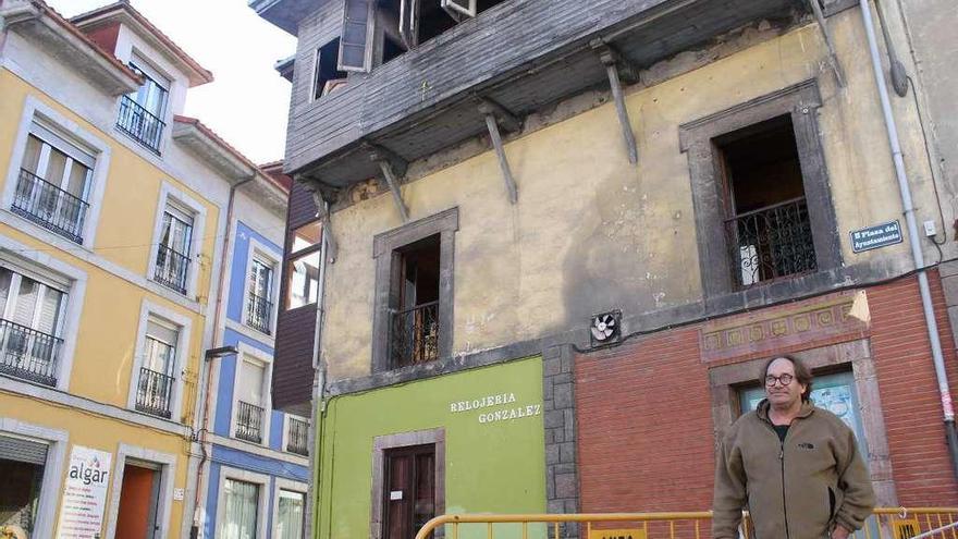 Alberto Mendívil, ayer, con la casa detrás; en el segundo piso estaba su estudio en Grado.