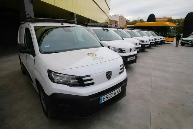 Vila-real presenta su renovada flota de vehículos eléctricos municipales