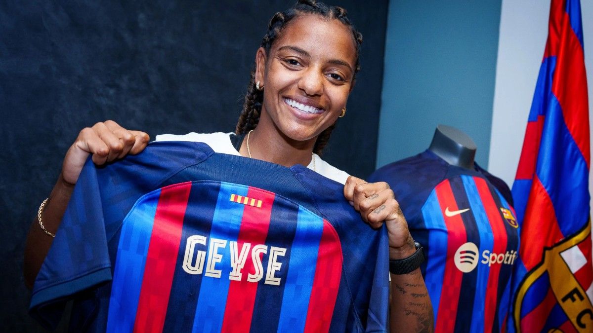 Geyse, la nueva jugadora azulgrana, posa en las oficinas del Camp Nou.