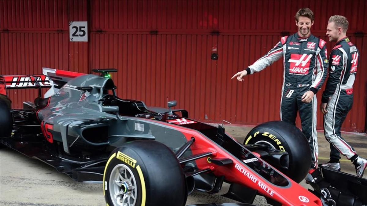 Grosjean y Magnussen, con el coche de Haas en Barcelona