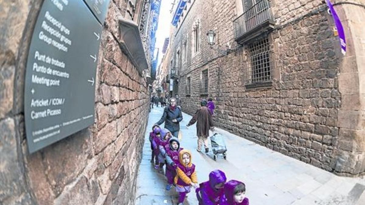 La desaparición de las aglomeraciones a la puerta del Museu Picasso permite recuperar la calle para el paseo.