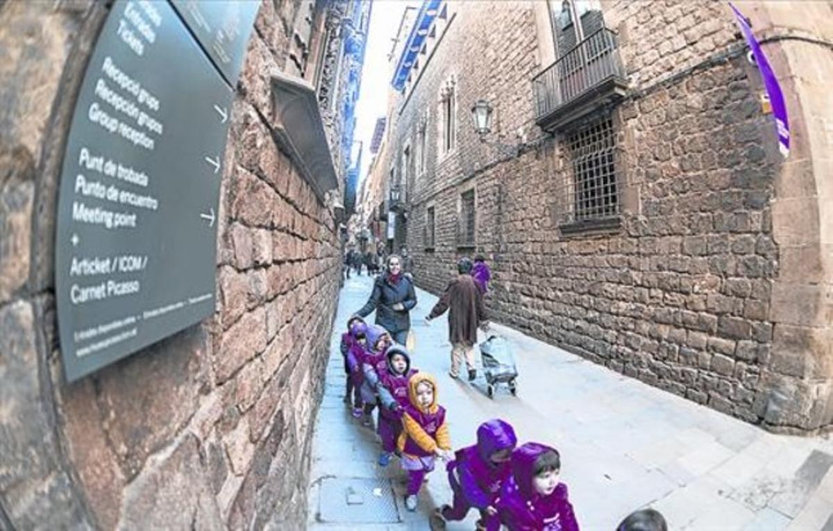 La desaparició de les aglomeracions a la porta del Museu Picasso permet recuperar el carrer per a la passejada.