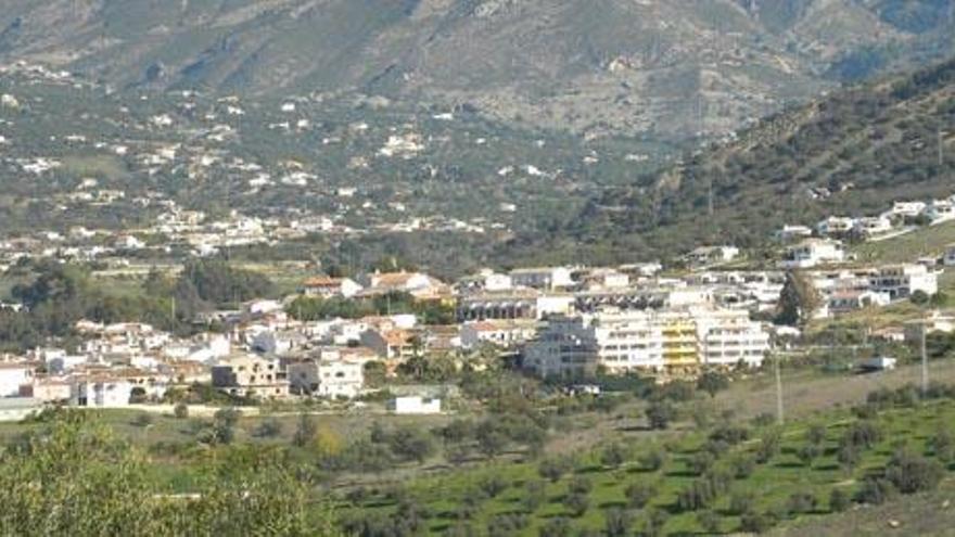 Algunas de las viviendas construidas en suelo no urbanizable en el interior de la Axarquía.