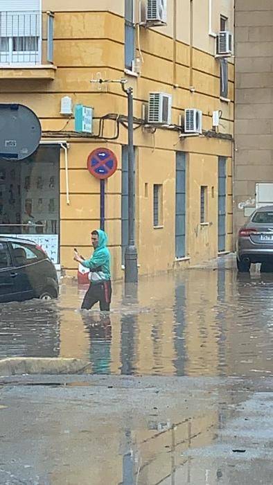 Las lluvias han provocado pequeñas inundaciones en los barrios situados junto a la ladera de la Sierra de Orihuela