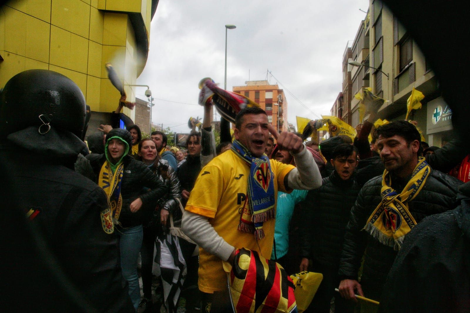 Fotogalería | La lluvia no frena a la afición del Villarreal para ver a su equipo en la final Champions