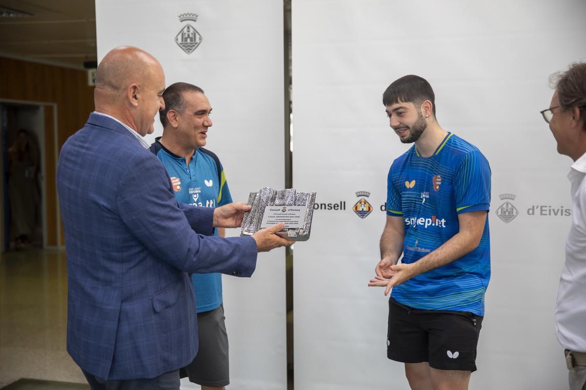 Iván Martin, capitán del Santjosep.net-Sant Jordi, recibe un galardón de manos de Vicent Marí.