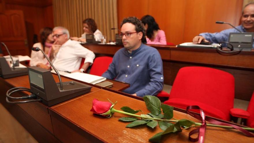 Una rosa roja recuerda a María José Moros en el Pleno