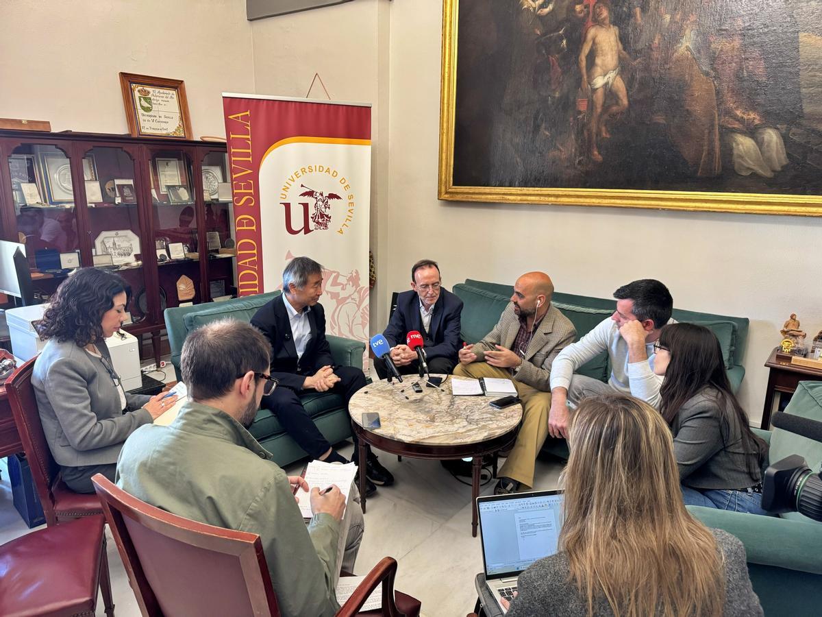 El encuentro entre periodistas con el profesor Takaaki Rajita, premio Nobel de Física en 2015, en la Universidad de Sevilla.