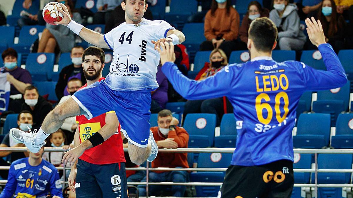 Xoán Ledo, durante un lance del España-Rusia jugado ayer en Moscú. |  // FEDERACIÓN DE BALONMANO DE RUSIA