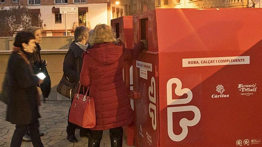 Imatge d&#039;arxiu dels contenidors de darrera el Casal de l&#039;Església