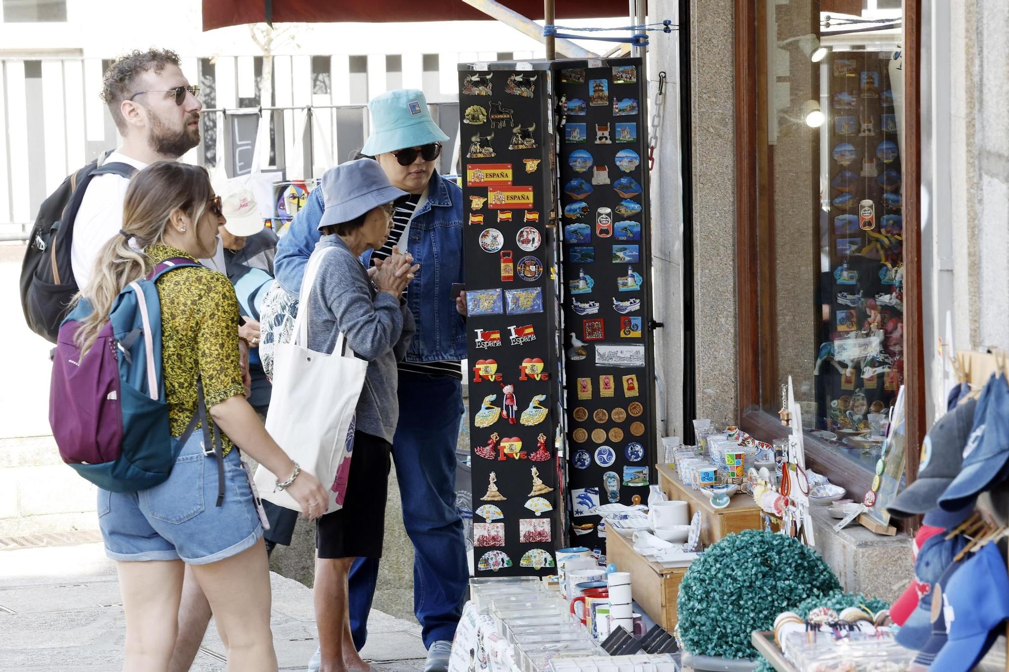 Visitantes y cruceristas del Island Sky y Costa Favolosa animaron un Vigo soleado