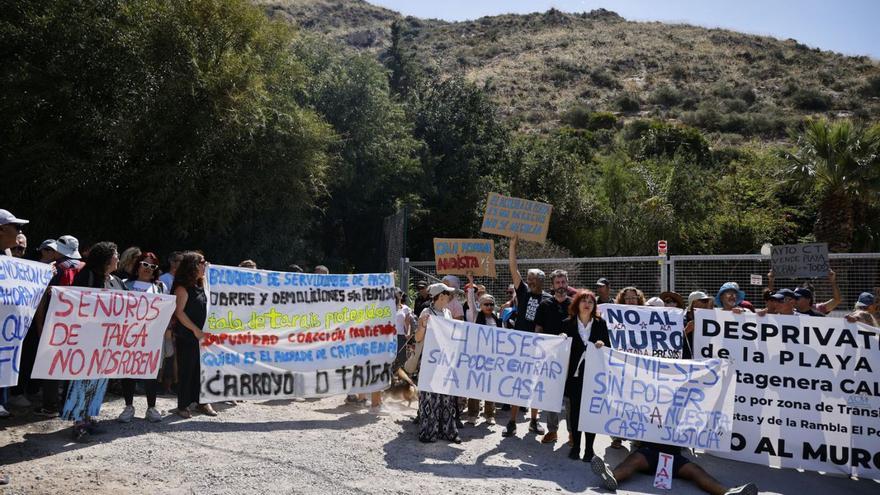 Manifestantes este domingo a las puertas del camping con pancartas reclamando el acceso a Cala Morena.  | IVÁN URQUIZAR