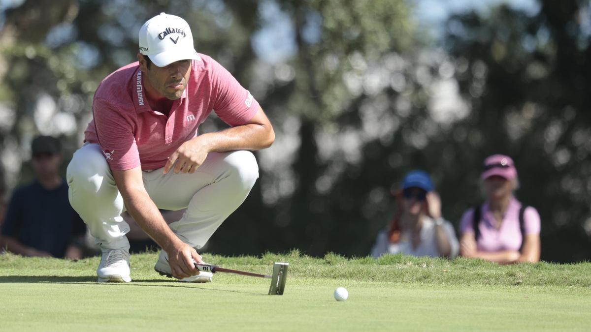 Otaegui estudia un putt durante su vuelta de este sábado, en Sotogrande