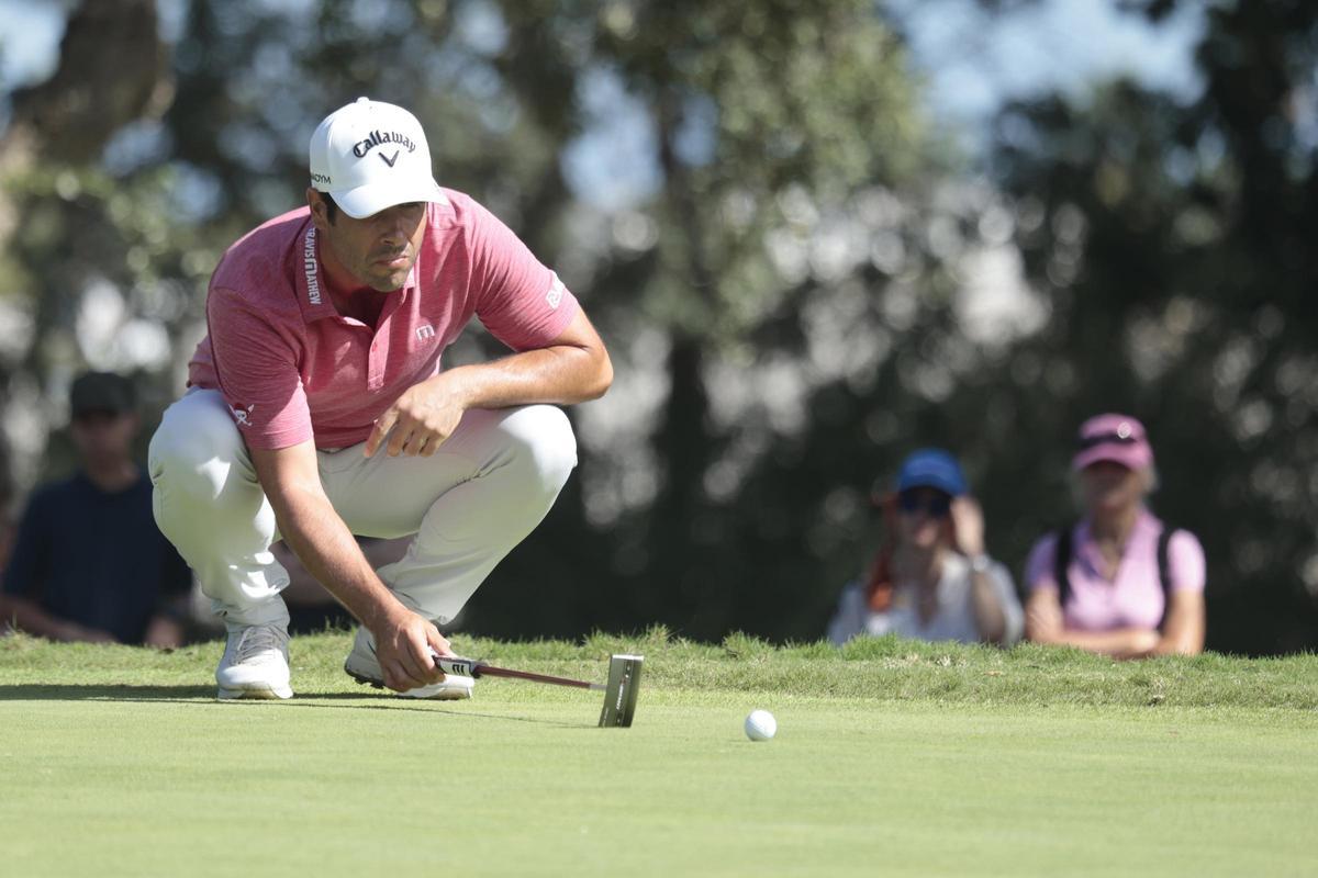 Otaegui estudia un putt durante su vuelta de este sábado, en Sotogrande