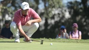 Otaegui estudia un putt durante su vuelta de este sábado, en Sotogrande