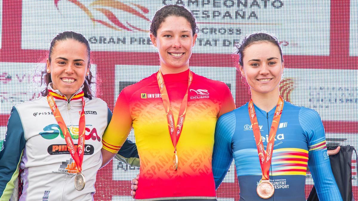 Sara Bonillo, en el segundo escalón del podio acompañada por la vencedora Lucía Gómez y de la también valenciana Susana Pérez, medalla de bronce.