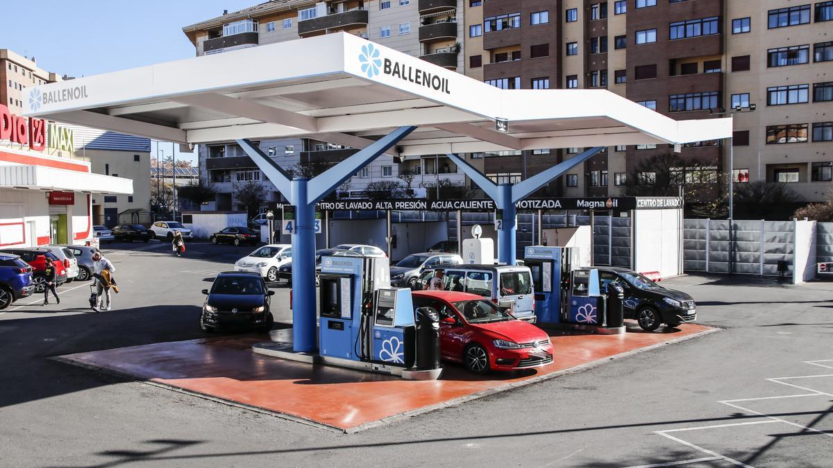 Varios vehículos repostan combustible en una estación de bajo coste de Cáceres capital el pasado viernes.
