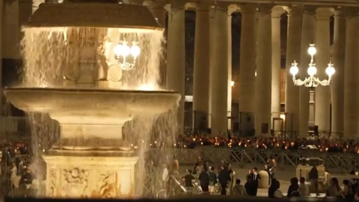 Multitudinaria vigilia en la plaza de San Pedro en el Vaticano a escasos días del inicio del cónclave