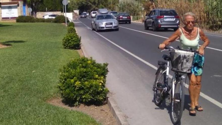 Los vecinos se la juegan al cruzar una vía turística de Xàbia sin pasos de peatones ni aceras