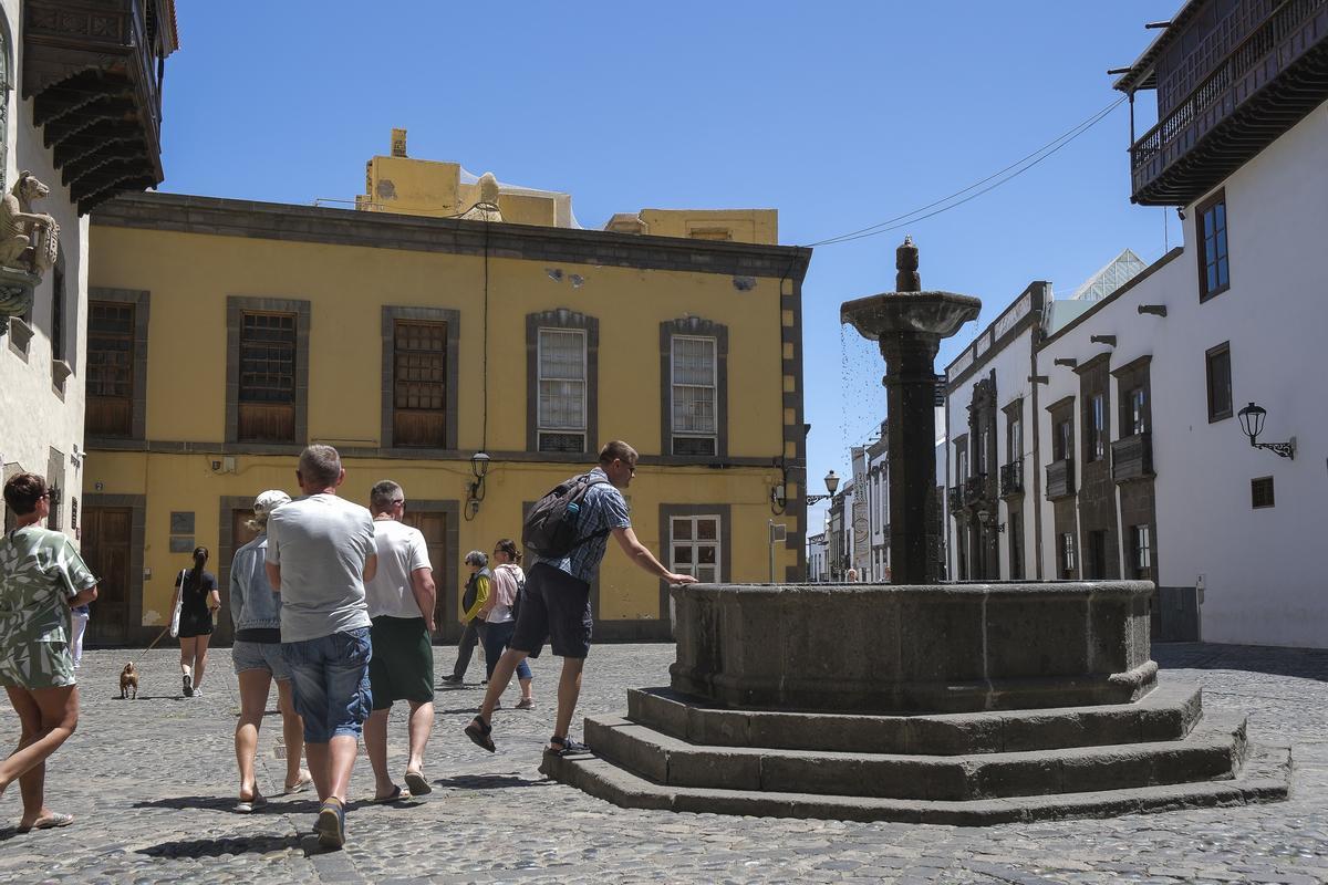 Turistas en la plaza del Pilar Nuevo, en Vegueta.