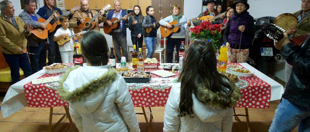 Las familias reciben la visita del Rancho con alegría y un refrigerio.