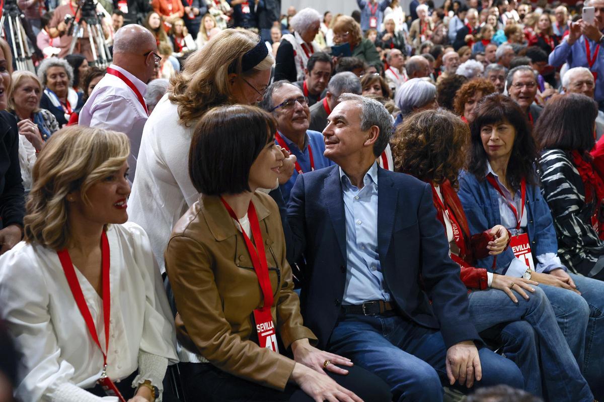 La ministra de Educación y portavoz del Gobierno, Pilar Alegría, la ministra de Ciencia y líder del PSPV, Diana Morant, y el expresidente José Luis Rodríguez Zapatero.